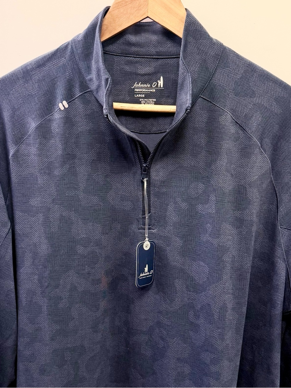 johnnie-O NWT “Viktor" Performance 1/4 Zip Pullover in Navy Chevron Camo - Picture 2 of 11